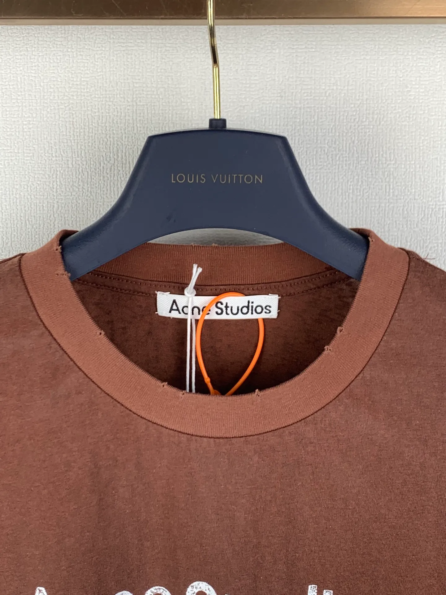 ACNE Studios spray-painted distressed printed logo long-sleeved T-shirt. Customized cloud velvet cool ski-feel cotton. Smooth drape. Delicate Breathable. A touch of glacier blue blooms quietly. Relaxed and alienated. Luxurious. The Acne Studios logo pattern is embellished on the chest. The uneven depth of the letter strokes is like the mark engraved by the years. It is sublimated by the imperfection of spray-painting and distressing to form a visual collision between softness and strength. Needless to say, the design speaks for itself. Let the clothes become an extension of the wearer's personality. Process 1: Use glue printing. The chest printing is modified three times by the film screen. Use glue liquid paint to print the pattern on the fabric. Bake the fabric to fix the printed pattern. Process 2: Gradient distressing spray process. By spraying dyes of different colors on the surface of the fabric, the clothes can show rich color changes under different lights and increase the visual layering. Process 3: Many parts of the body are worn by pure manual regular positioning. Manual brush marks. Add texture and depth to the surface of clothing to imitate the texture of natural wear. Process 4: The fabrics have been fermented and washed. They have a better hand feel. They are not easy to deform, shrink or fade. They maintain long-term beauty. Accessories: Customized 1:1 Acne trademark. Version: Loose version. Size: S M L XL